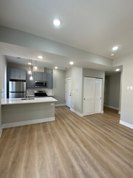 Building Photo - 440 W Belden Ave