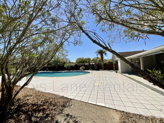 Building Photo - 867 Colony Dr