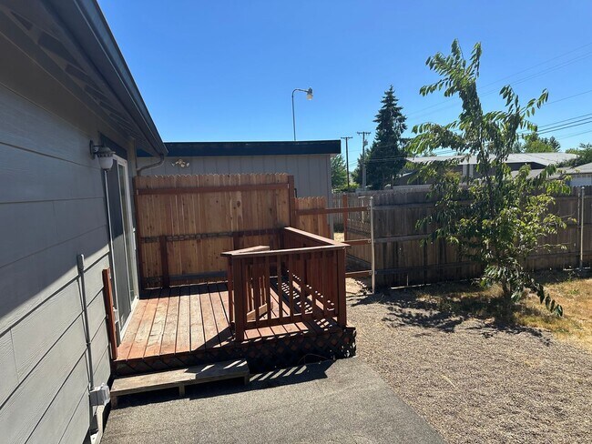 Building Photo - Updated 4 bedroom 2 bath house in Eugene!