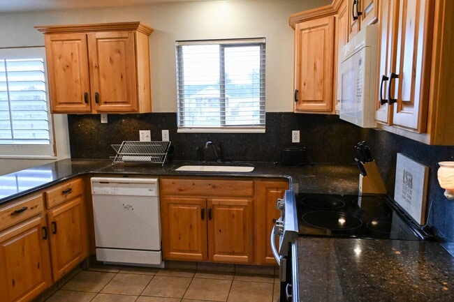 Building Photo - 176 E 200 S