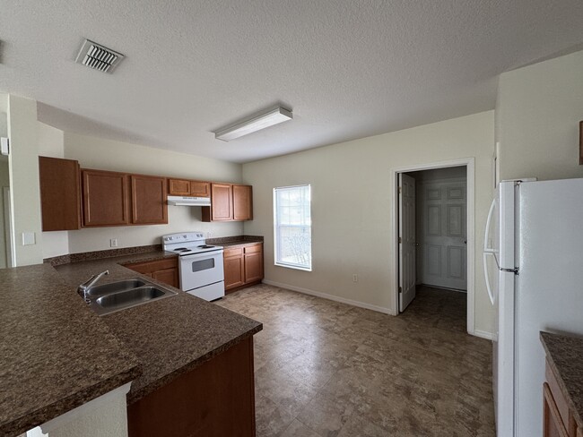 Building Photo - 902 Fraser Dr