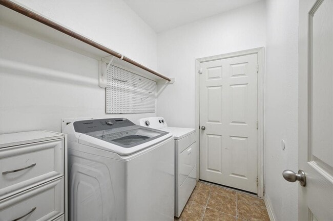 Building Photo - 3105 W Trail Dr