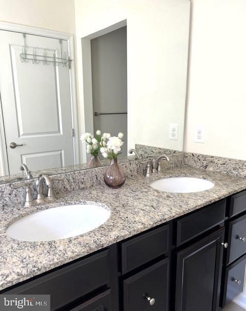 Building Photo - 5365 S Center Dr