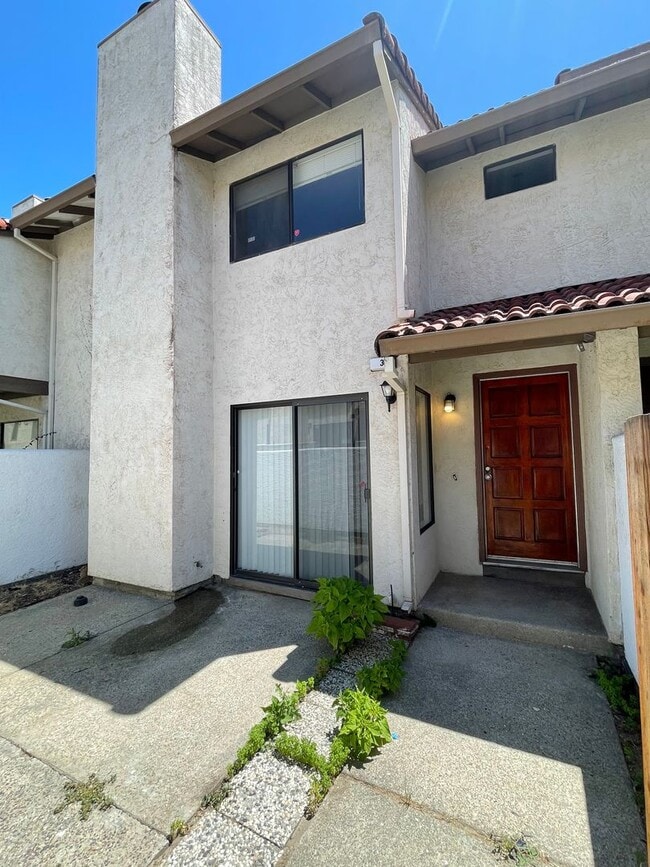 Building Photo - Beautiful Updated 3 Bedroom, 2 1/2 Bath Condo