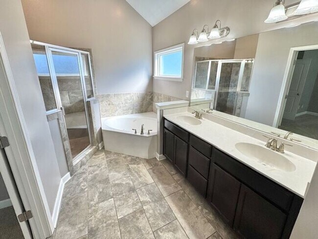 Building Photo - Now Leasing A Spacious 4 Bedroom 2 Bath Ho...
