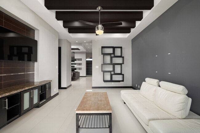 Building Photo - 305 N Mockingbird Ave