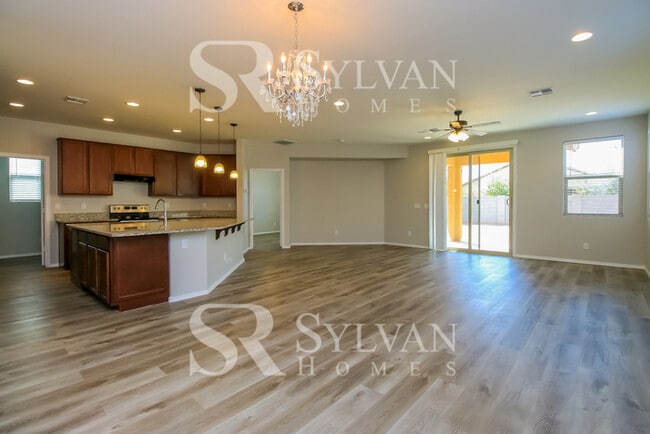 Building Photo - Spacious 4 bedroom home available now!