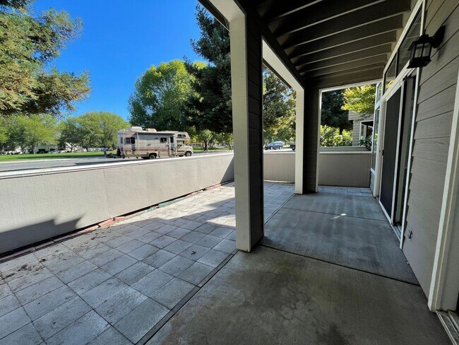 Building Photo - Private 2bd/1ba Condo with 1 car garage - Available Now!