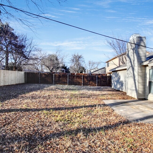 Building Photo - 1912 Bosque Ln