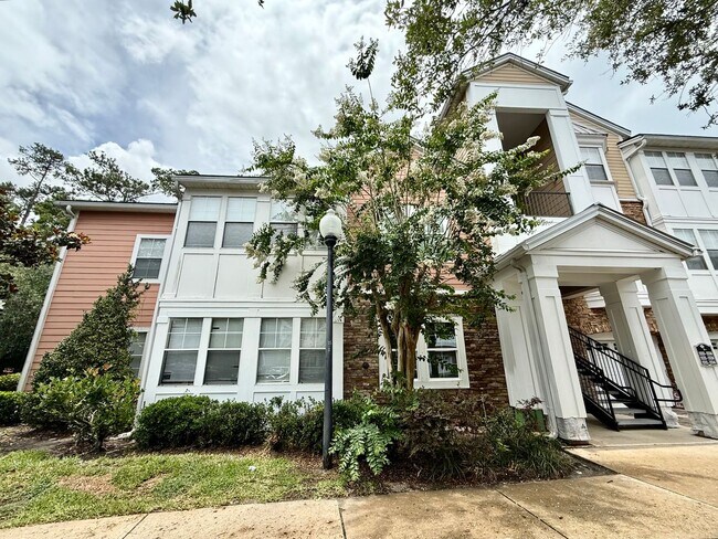 Building Photo - Bright and updated 3-bedroom, 2-bath condo