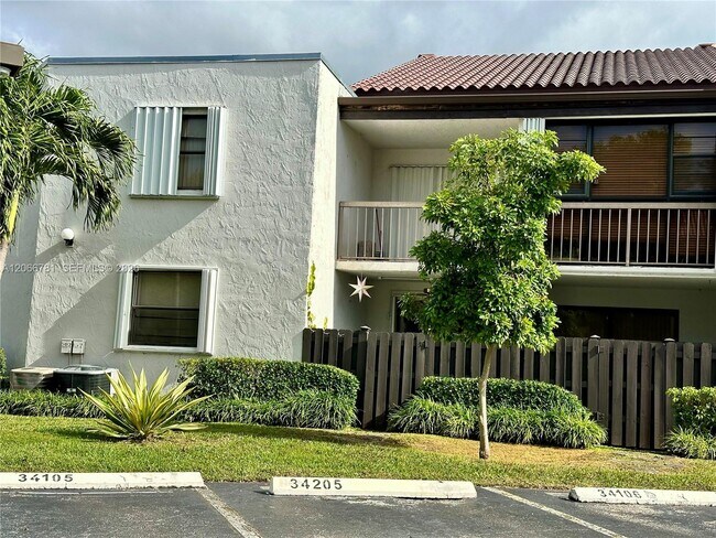 Building Photo - 9427 Fontainebleau Blvd