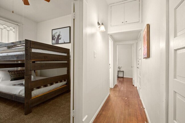 Building Photo - 302 E 30th St