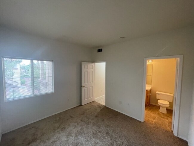 Building Photo - GREAT GATED COMMUNITY 2 BEDROOM -2 BATH -L...