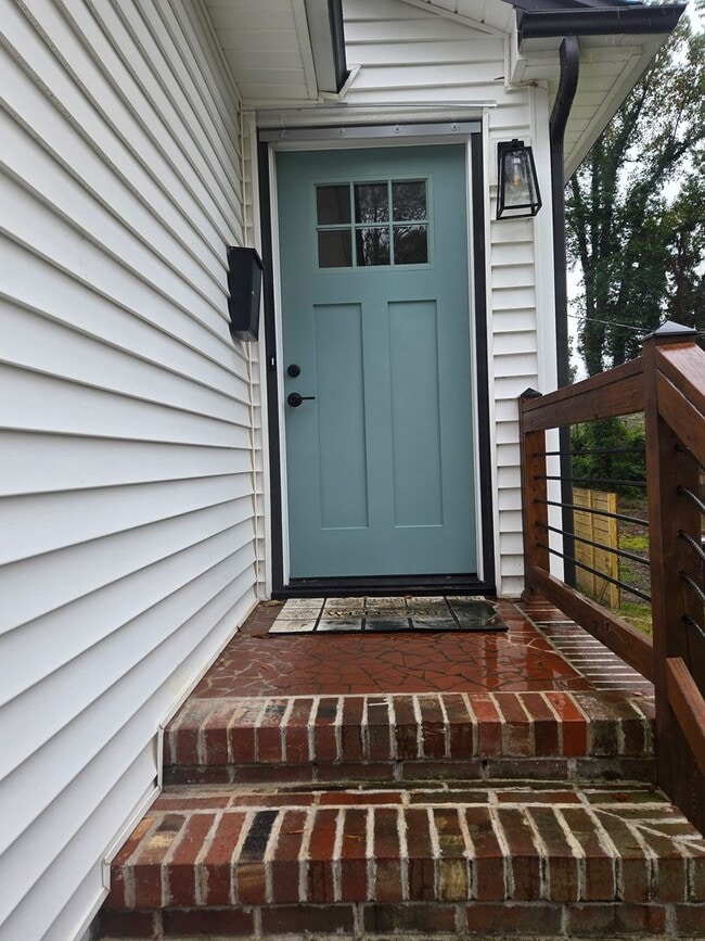Building Photo - Lindley Park Rental!