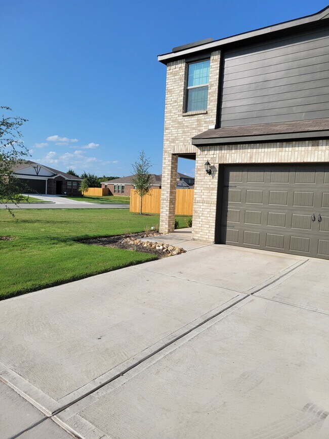 Building Photo - 2038 Wooley Way