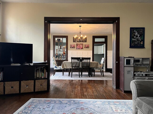 Building Photo - Charming 3 Bedroom with Lush Sunset Views ...