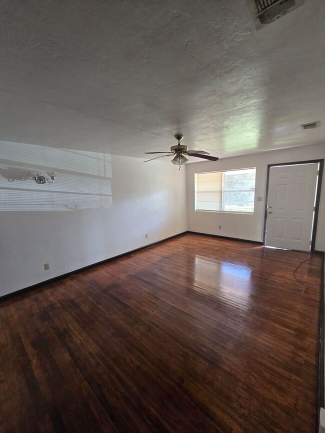 Building Photo - 2bedroms 1bathroom Duplex -Minutes from FAMU