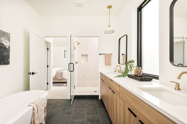 Building Photo - LUX 3BD, 4BA Sunnyside Home with Office and 2-Car Garage