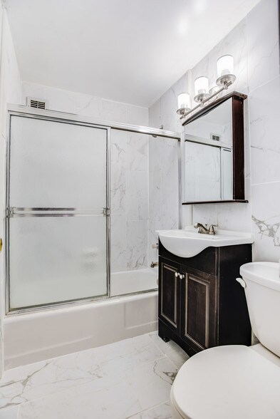 Bathroom - 1021 Arlington Blvd