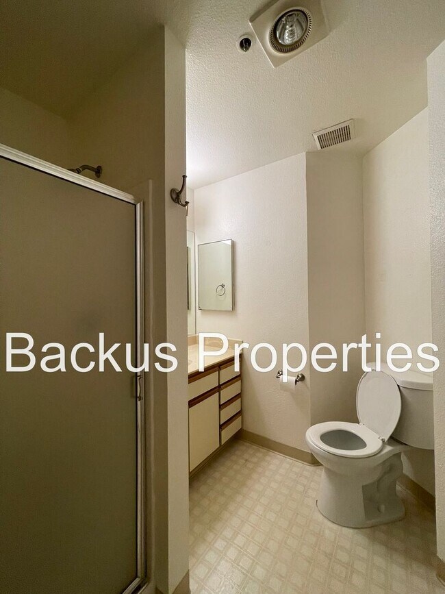 Building Photo - Beautiful two bedroom unit set in hills of Del Rey Oaks