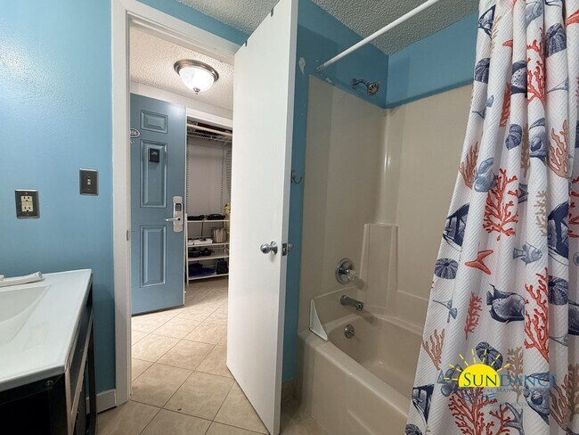 Building Photo - Fully Furnished Condo Unit in Fort Walton Beach!