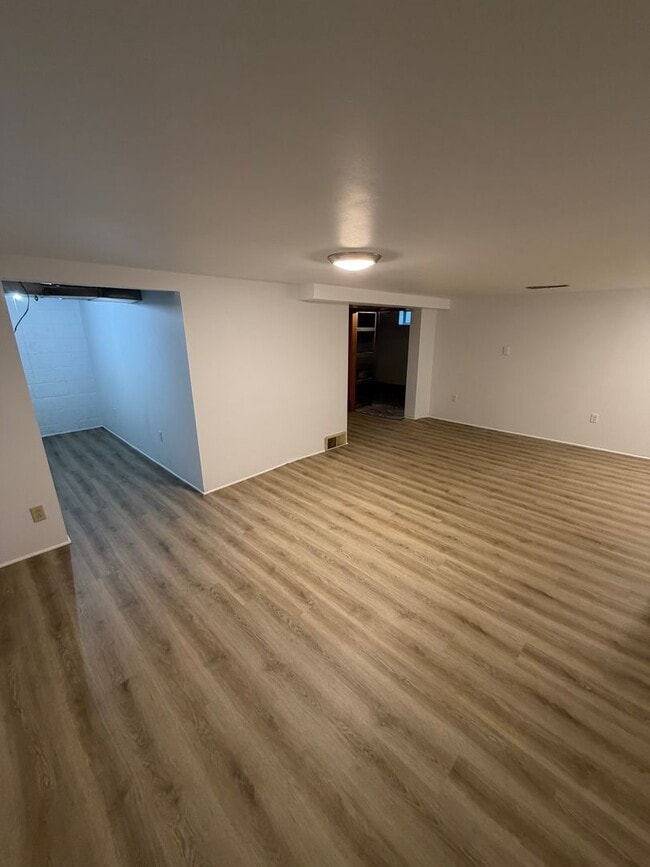 Building Photo - AVAILABLE NOW! - 2 Bed 1 Bath Home!