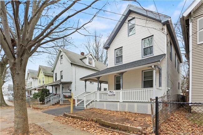 Building Photo - 393 Huntington St