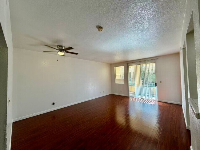 Building Photo - Great location condo