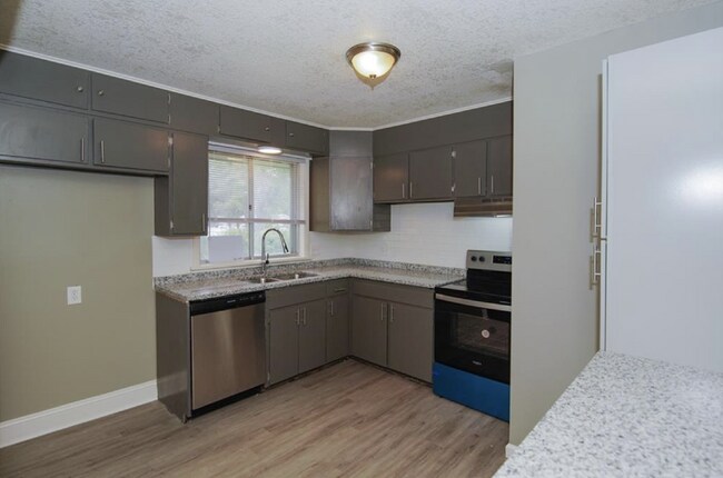 Building Photo - Beautiful 3 Bedroom / 1.5 Bath *Large Corner Lot* 2 Car Garage