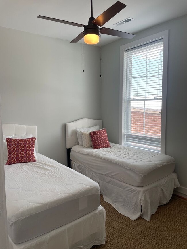 Building Photo - Main128-130