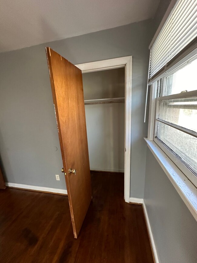 Building Photo - 3 bedroom house in Fulton Hill! Laundry, Central HVAC All electric, big fenced yard, hardwoods