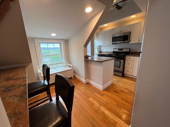 Building Photo - FG Rooms and Short Term Rentals