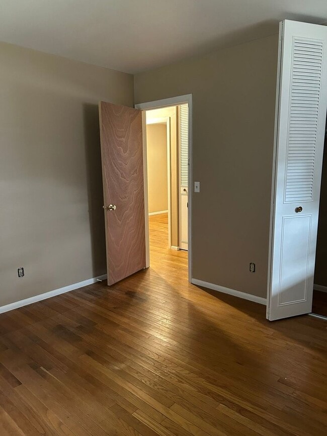 Building Photo - 3 Bedroom, 2 bath in the quiet Woodcliff Acres community