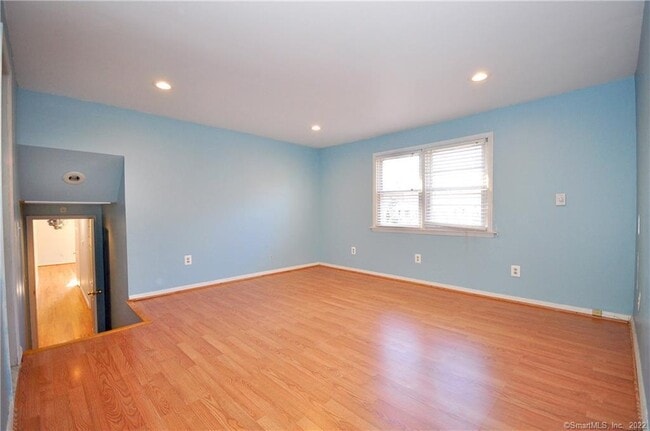 Building Photo - 44 Simsbury Manor Dr
