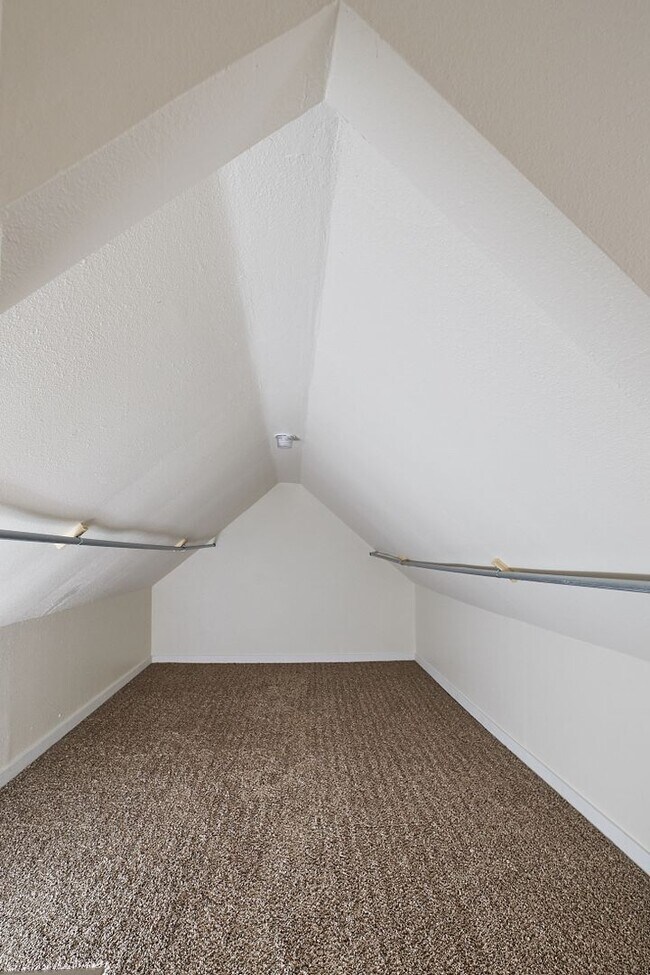 Building Photo - Lincoln