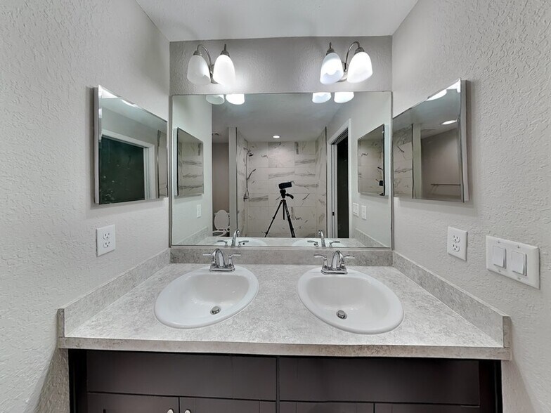 Building Photo - 1984 W Magenta Dr