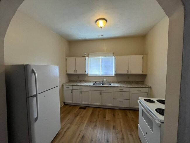 Building Photo - "Charming 1-Bedroom FIRST FLOOR Duplex in St. Louis City- Your Spacious 850 sq. ft. Retreat Await...