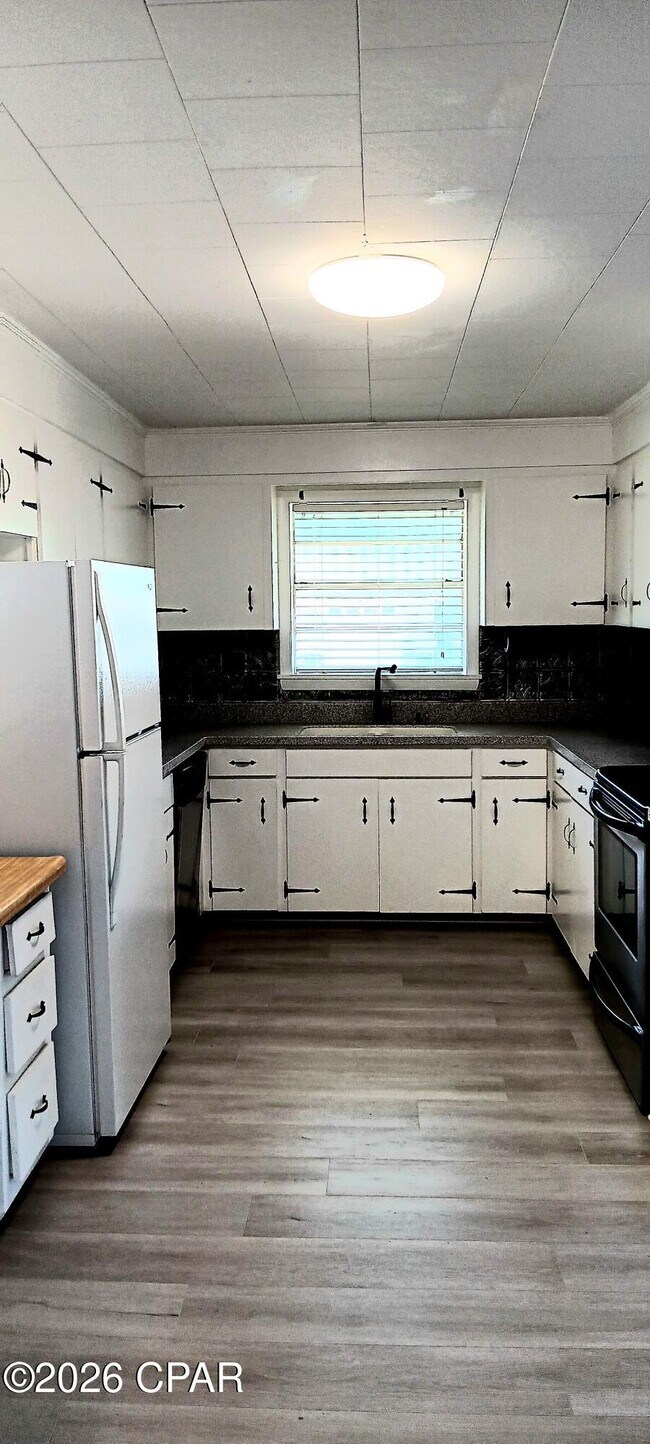 Building Photo - 648 N 9th Plaza