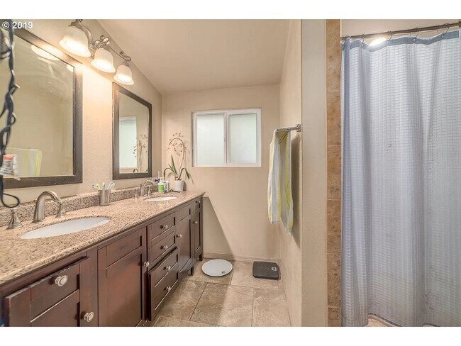 Building Photo - Charming 4-Bedroom Home Near UO Campus – Spacious, & Well-Maintained