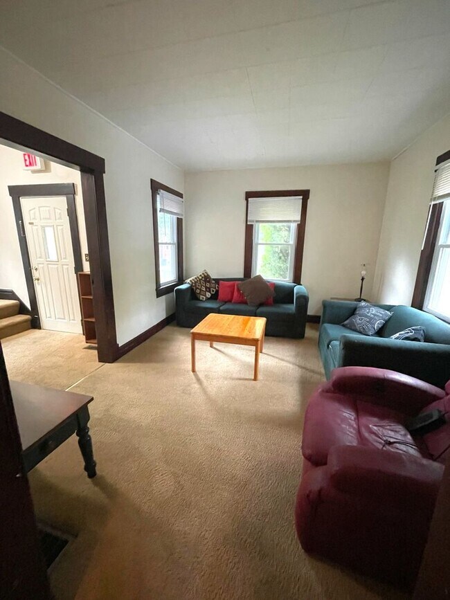 Building Photo - 117 E Davis Ave