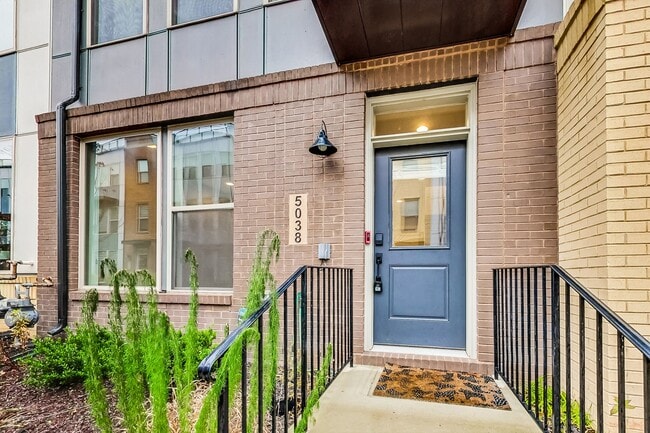 Building Photo - Contemporary 4 bedroom, 3.5 bath Open Concept Townhome!