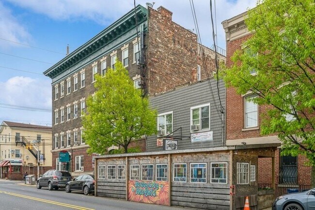 Building Photo - 543 Palisade Ave