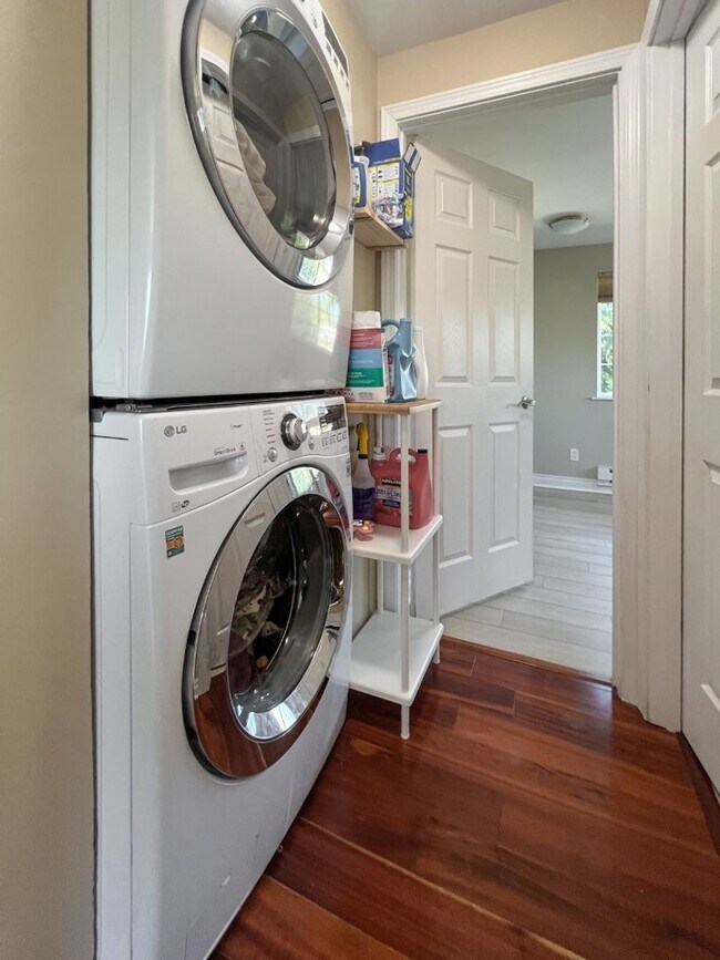 Building Photo - 2Bd/1.75Ba Seattle Condo