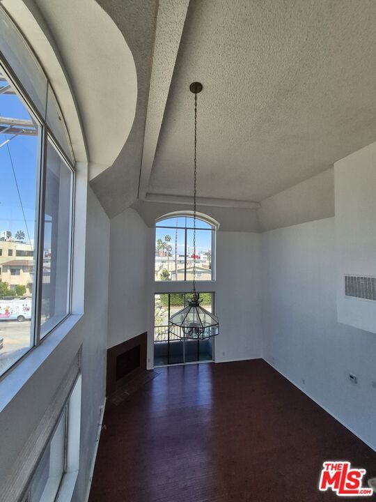 Building Photo - 1529 S Bundy Dr