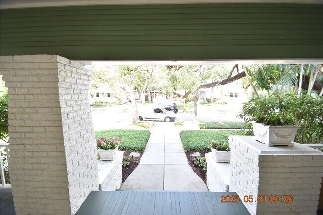 Building Photo - 810 S Packwood Ave