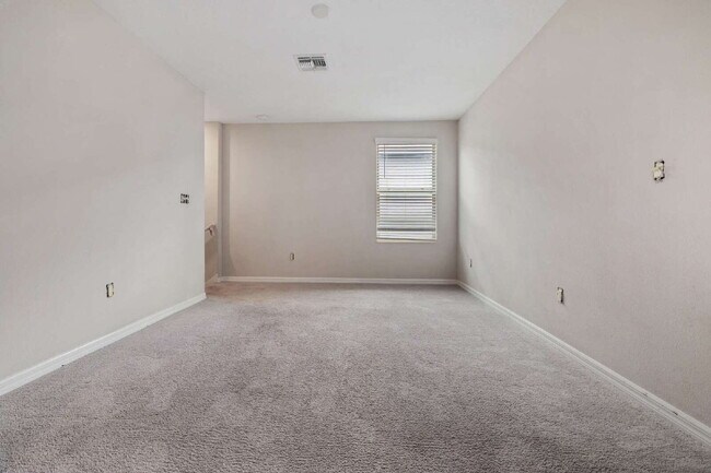 Building Photo - "Spacious 5-Bedroom Retreat in Tampa with 2.5 Baths and 2,215 Sq Ft of Comfort!"