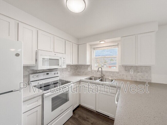 Building Photo - 1011 Claremont Dr