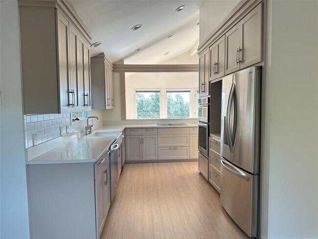 Building Photo - 5206 Scenic View Dr