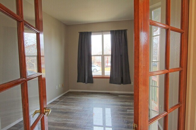 Building Photo - 1319 Iris Cir