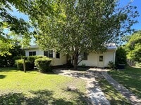 Building Photo - 3/1 Brick Home in Marianna with Hardwood Floors and Fenced Back Yard!